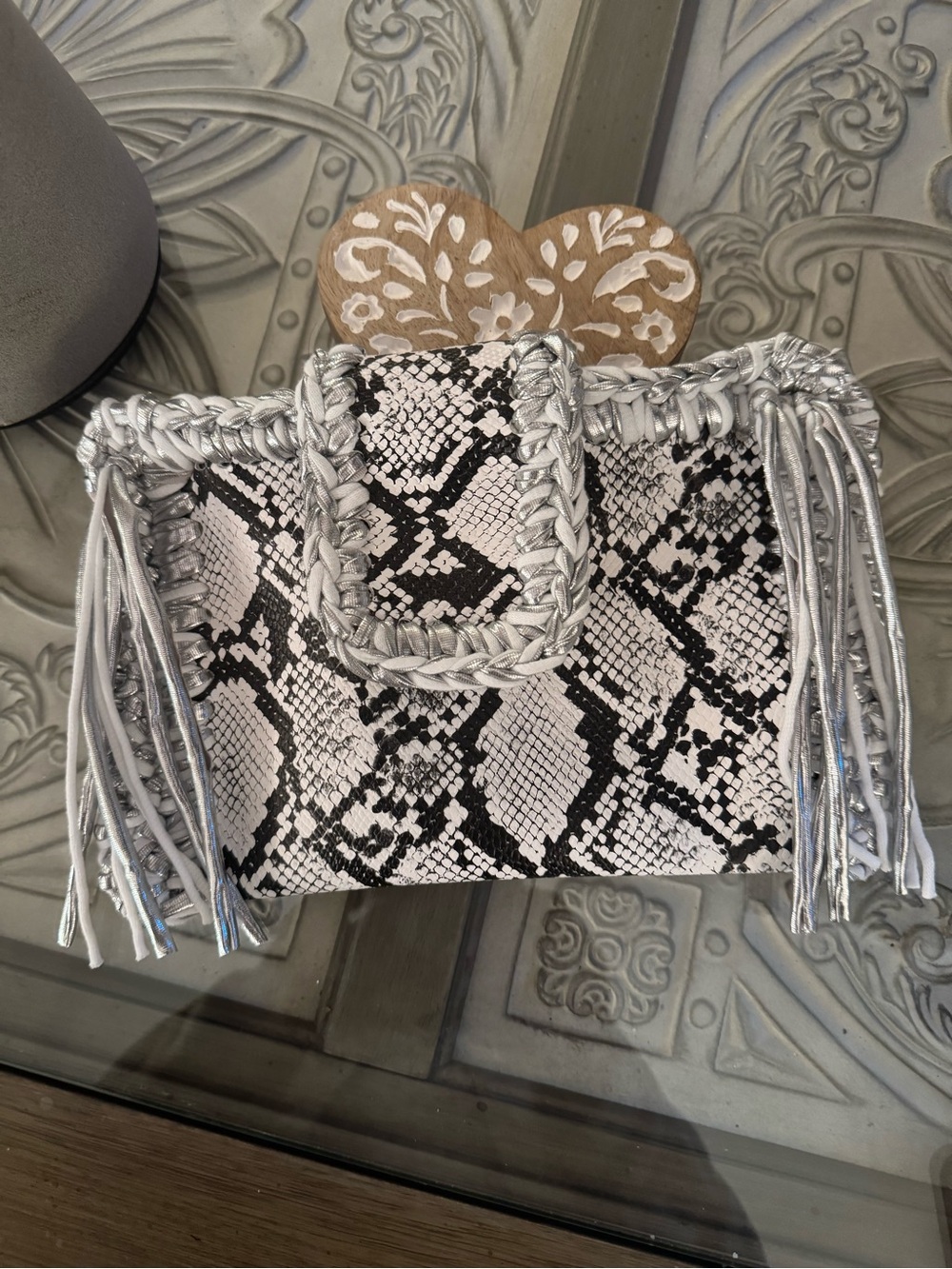 Bonita Bolso Snake-Print Fringe clutch bag in Black & white made by Yvonne